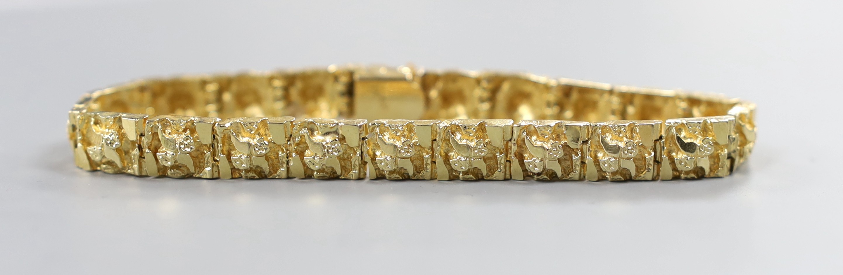 A modern textured 14ct bracelet, 18cm